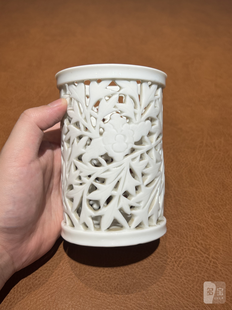 十七世纪 德化镂空花卉纹笔筒 - 图5